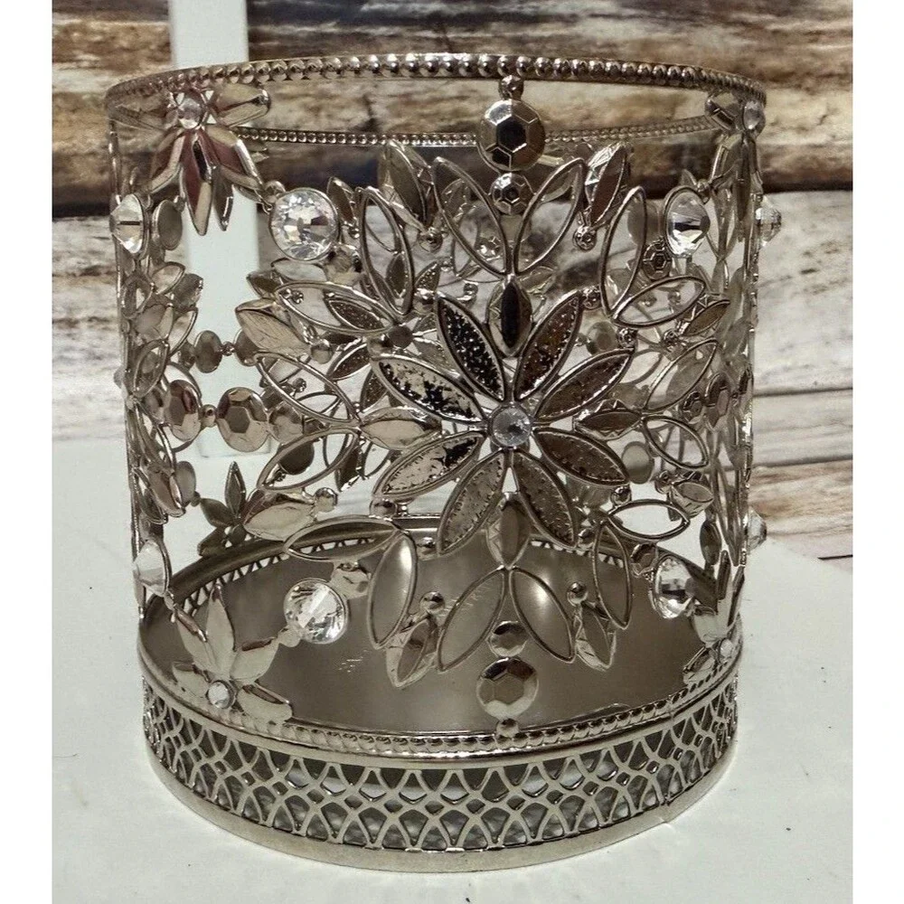 Bath & Body Works SILVER SNOWFLAKES WITH GEMS 3-Wick Candle Holder - NEW - Picture 4 of 7